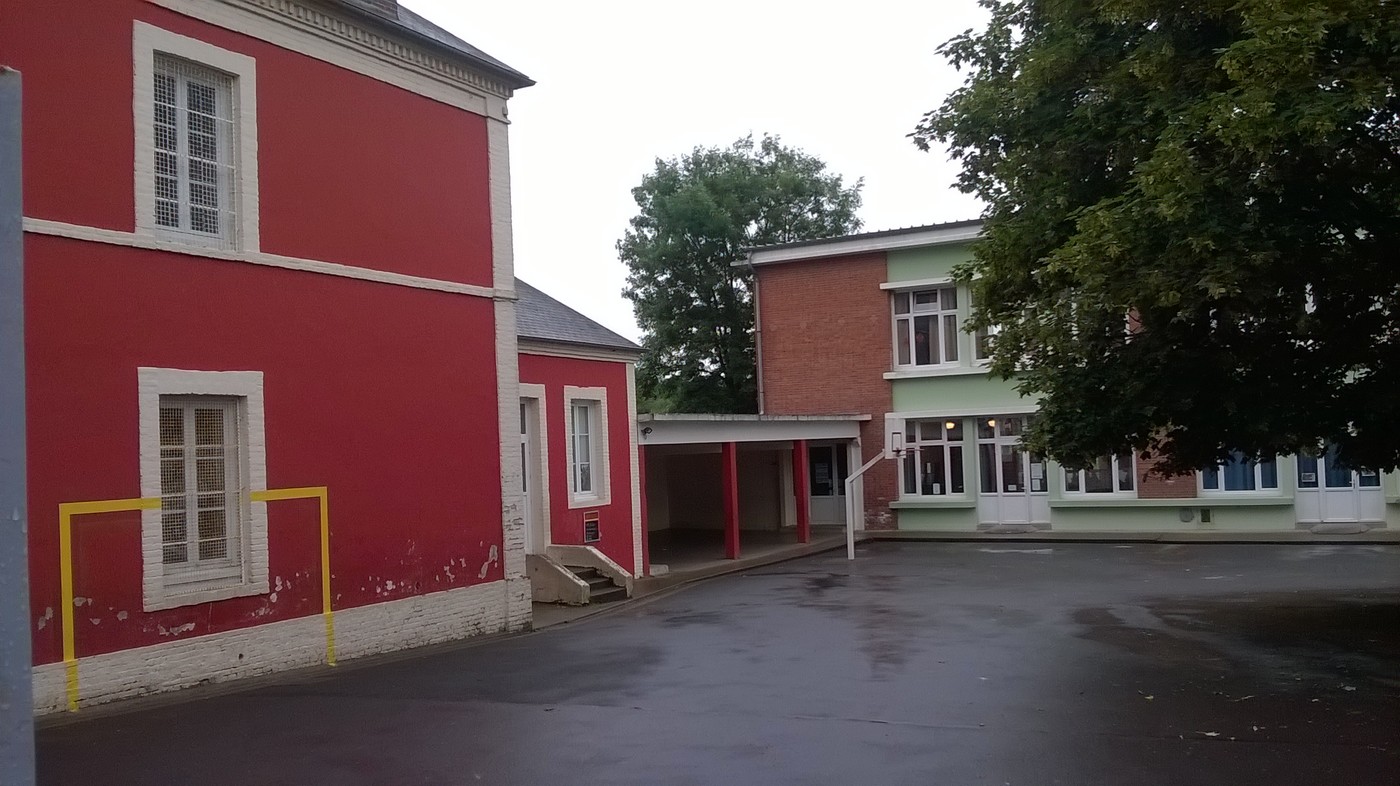 Ecole victor hugo de Cambremer préau