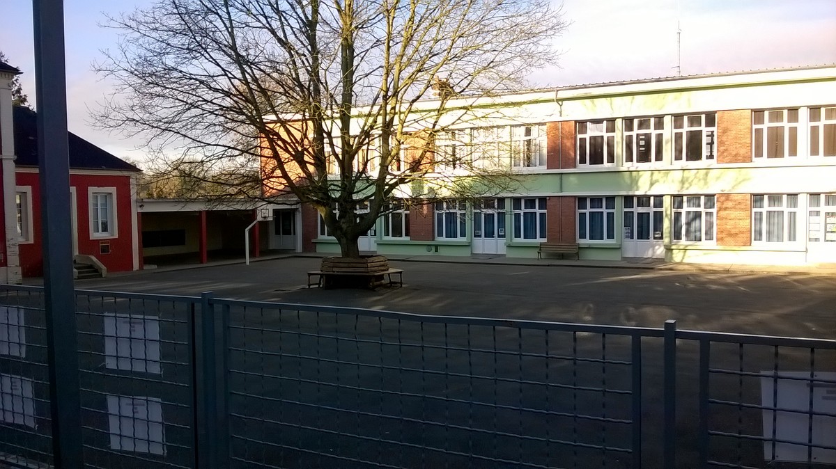 Ecole victor hugo de Cambremer cour en hiver